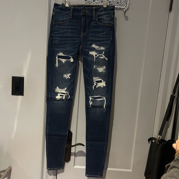 AMERICAN EAGLE Women's Distressed Dark Wash Skinny Jean (NWOT)￨Size US 4 - Picture 8 of 15